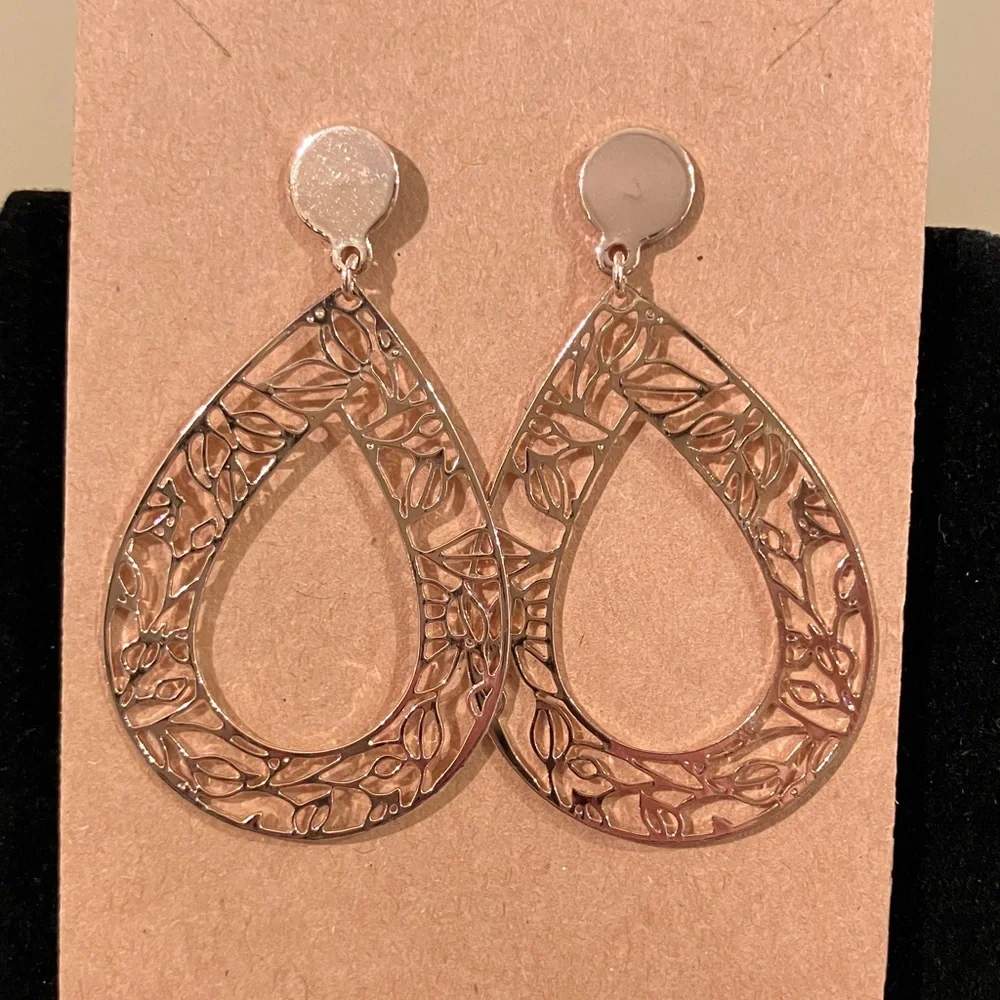 Gold Tone Teardrop Dangle Earrings Textured Filigree Design Lightweight 2” Drop